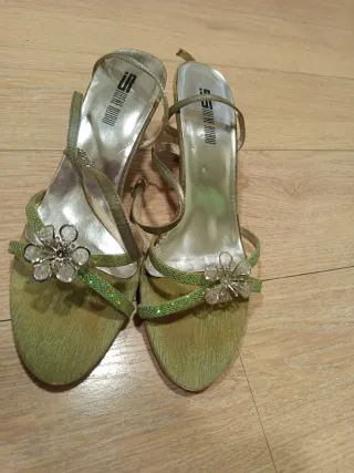 Sandalias verdes con un tacón muy cómodo, poco uso