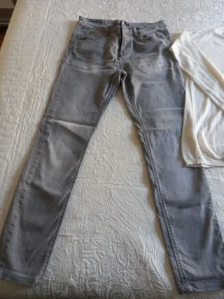 Pantalón gris y suéter blanco Talla M