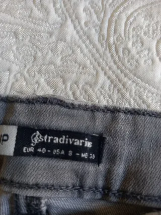 Pantalón gris y suéter blanco Talla M