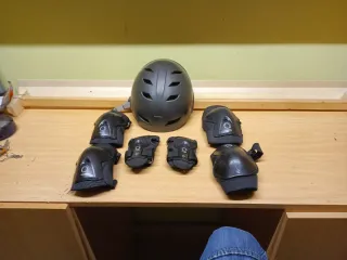Casco y protecciones patinaje infantil