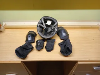 Casco y protecciones patinaje infantil