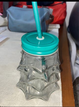 Bicchiere con cannuccia a forma di albero natale