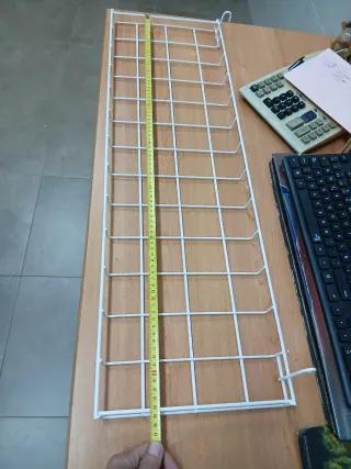 Baldas metálicas blancas.