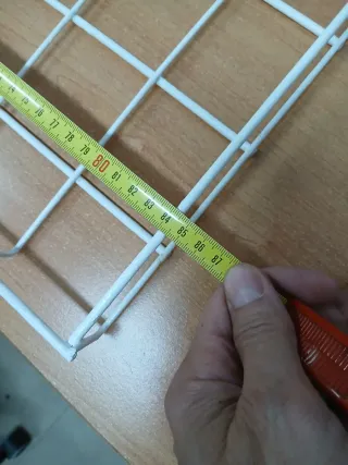 Baldas metálicas blancas.