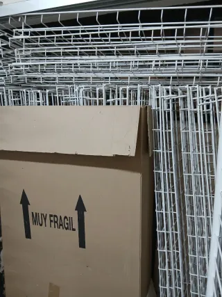 Baldas metálicas blancas.