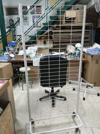 Baldas metálicas blancas.