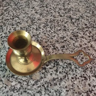 Candelabro de metal dorado con asa