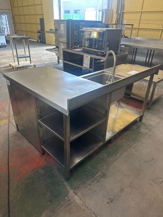 Mesa de acero inoxidable con fregadero en esquina