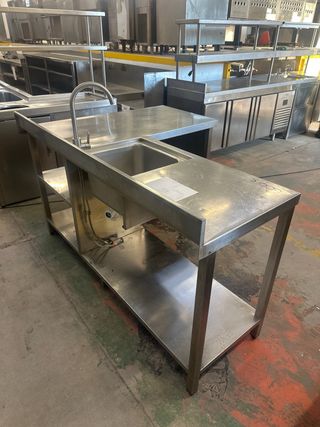 Mesa de acero inoxidable con fregadero en esquina
