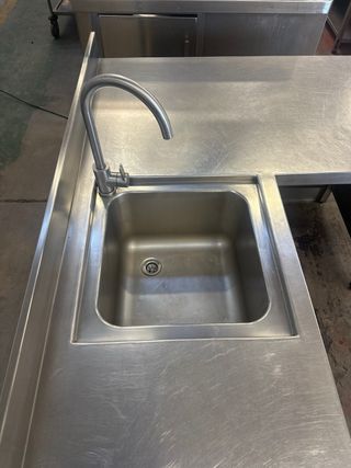 Mesa de acero inoxidable con fregadero en esquina