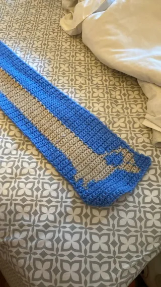 Bufanda tejida a mano azul y beige