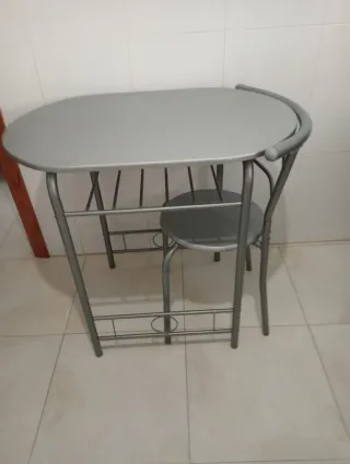 Mesa y silla gris