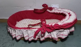 Culla per neonato a pois rossi