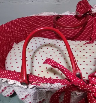 Culla per neonato a pois rossi