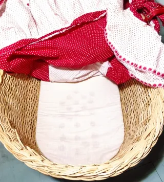 Culla per neonato a pois rossi