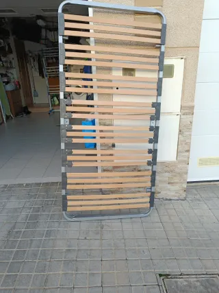 Somier de madera y metal.