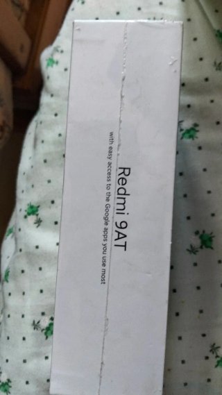 Xiaomi Redmi 9AT en su caja sin abrir