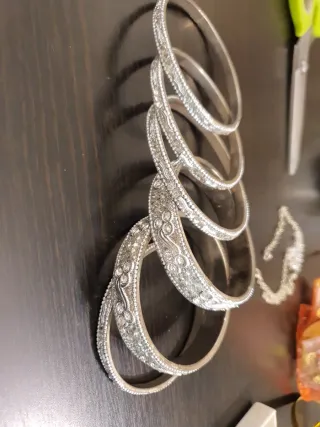 Bracciali rigidi color argento con strass