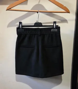 Falda ajustada de ante negro