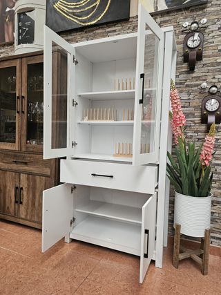 Estantería blanca con puertas de cristal