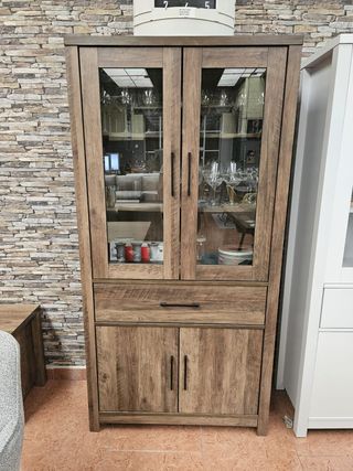 Estantería blanca con puertas de cristal