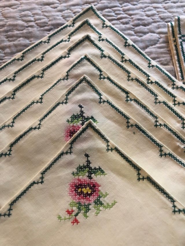 Set tovagliette e tovaglioli ricamati vintage