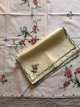Set tovagliette e tovaglioli ricamati vintage