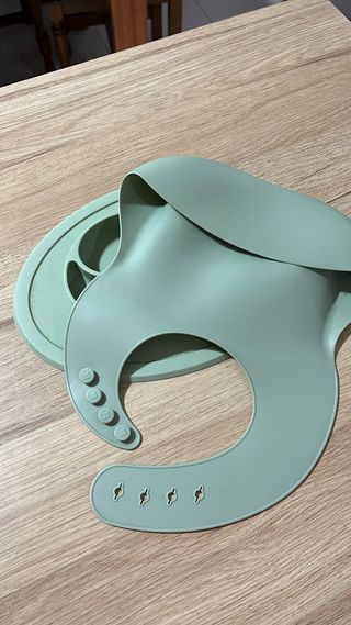 Babero y plato de silicona para bebé