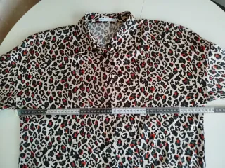 Elegante Blusa Satinada con estampado animal print