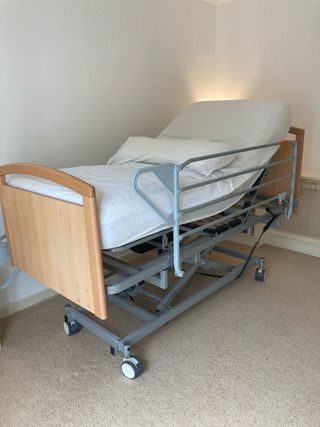 Cama articulada con colchón y carro elevador