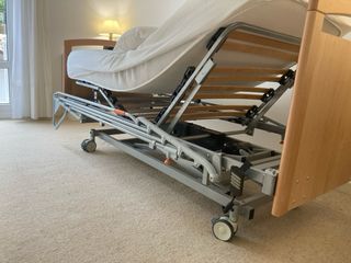 Cama articulada con colchón y carro elevador