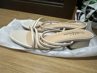 Sandalias beige tiras tacón bajo mujer