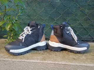 Botas Zara niño talla 27 Un solo uso