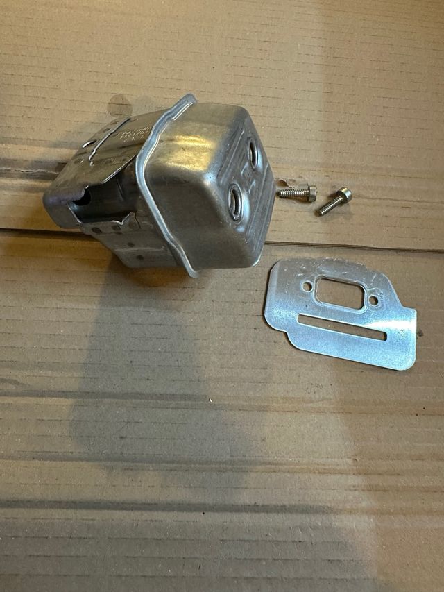 Marmitta Stihl completa di viti