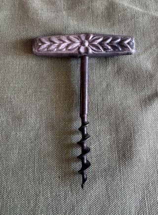 Vecchio cavatappi decorato