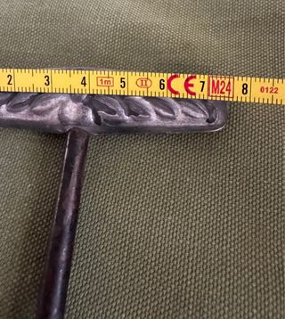 Vecchio cavatappi decorato