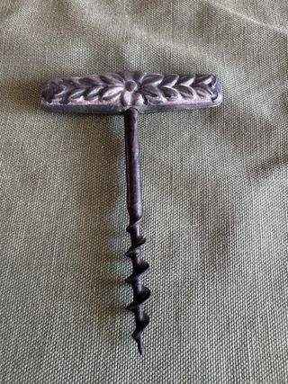 Vecchio cavatappi decorato