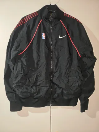 Chaqueta Nike Negra y Roja