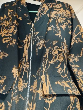 Bomber Jacket Floral Negra y Dorada Tallas 44-54