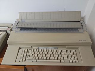 Macchina da scrivere Olivetti ET 2400