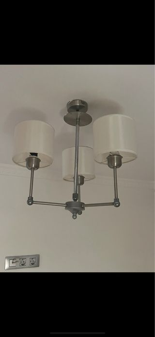 Lámpara de techo plateada y blanca