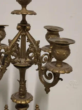 Candelabro de metal dorado