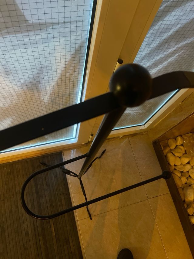 Perchero de metal negro