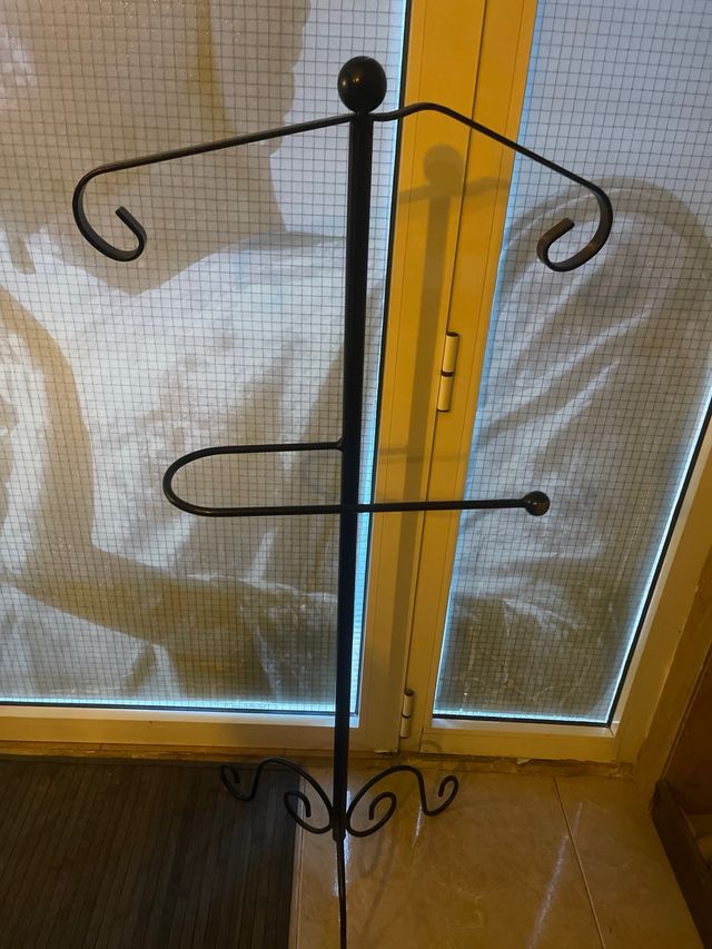 Perchero de metal negro