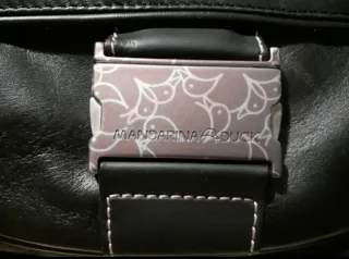 Bolso piel Mandarina Duck negro (con pequeña tara)