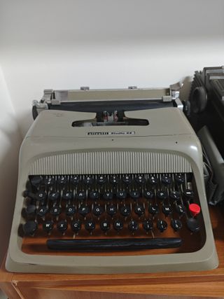 Macchina da scrivere Olivetti Studio 44
