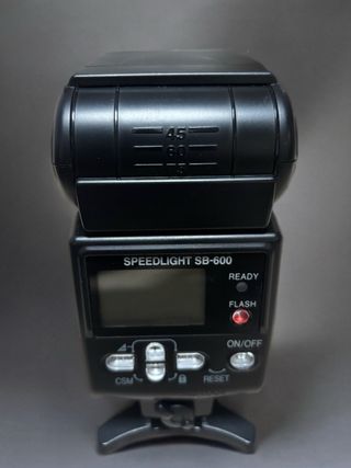 Cámara Nikon D80 con flash SB-600