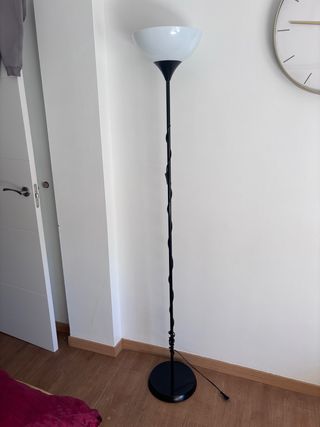 Lámpara de pie negra y blanca