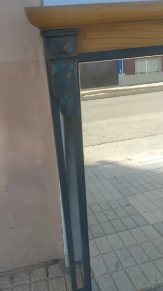 Espejo con marco de madera y detalles