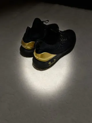Zapatillas Under Armour Negras y Doradas